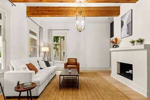 Älytelevisio, takka, videopelejä, kirjoja