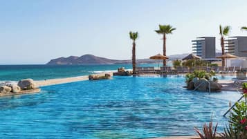 Alberca al aire libre y alberca climatizada