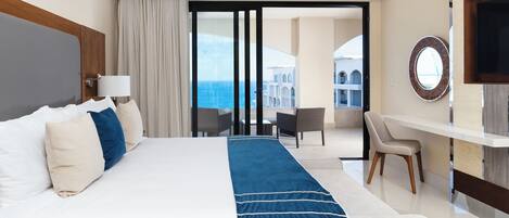 2 makuuhuonetta, tallelokero huoneessa, työpöytä, silitysrauta/-lauta