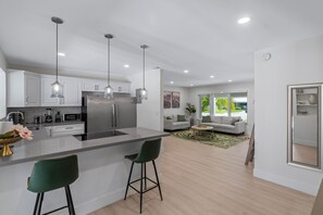 Réfrigérateur, micro-ondes, four, plaque de cuisson