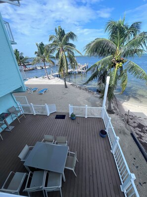 Outdoor dining - Kick back and relax in this cozy, newly renovated 1/1 condo in Tavernier Key, Fl (Tavernier)