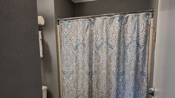 Secadora de cabello, toallas, papel de baño