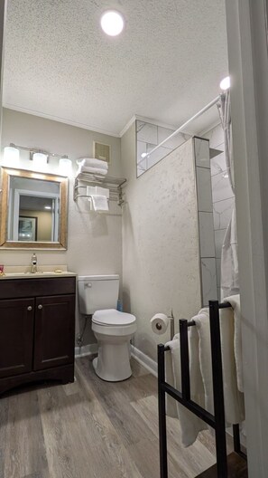 Haartrockner, Handtücher, Toilettenpapier