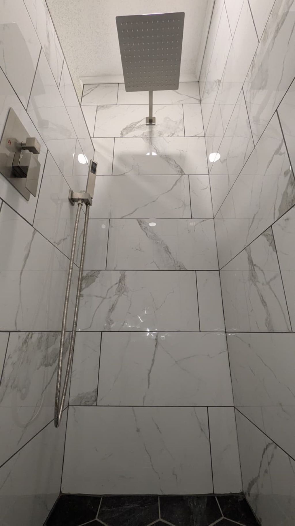 吹风机、毛巾、卫生纸