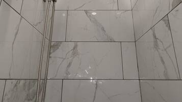 Secadora de cabello, toallas, papel de baño