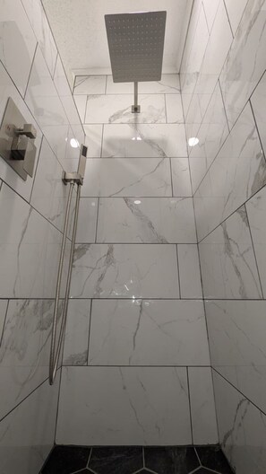 Sèche-cheveux, serviettes fournies, papier toilette