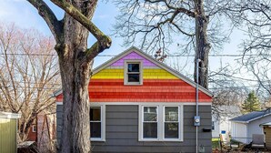 Une petite maison avec un toit en pente et une fenêtre.