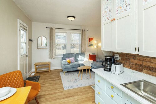 Happy Happy Guest House 1bd/1ba in Quiet yet Popular Neighborhood