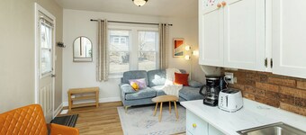 Happy Happy Guest House 1bd/1ba in Quiet yet Popular Neighborhood