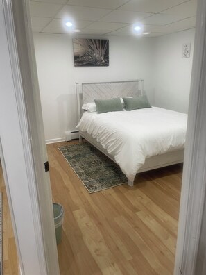 2 bedrooms, desk, iron/ironing board, WiFi