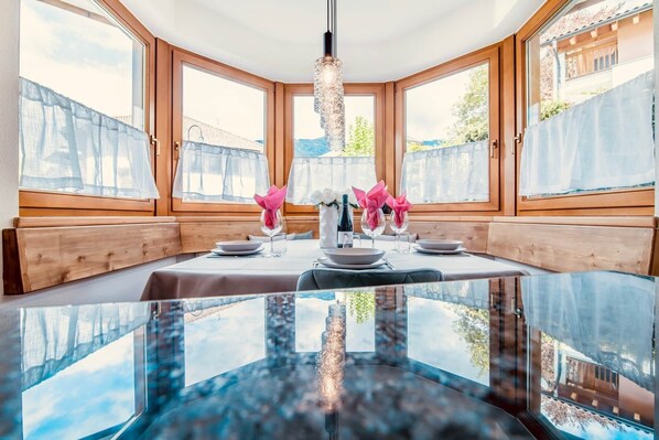 Dining - Stadtnestl Apartment – modern Alpine charm with private garden & mountain view (Sterzing)