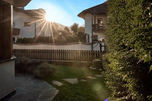 Stadtnestl Apartment Sterzing: Alpine-modern with garden, fireplace & parking