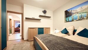 2 habitaciones, caja de seguridad en la habitación y cuna de viaje