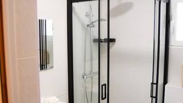 Doccia, asciugacapelli, asciugamani, sapone