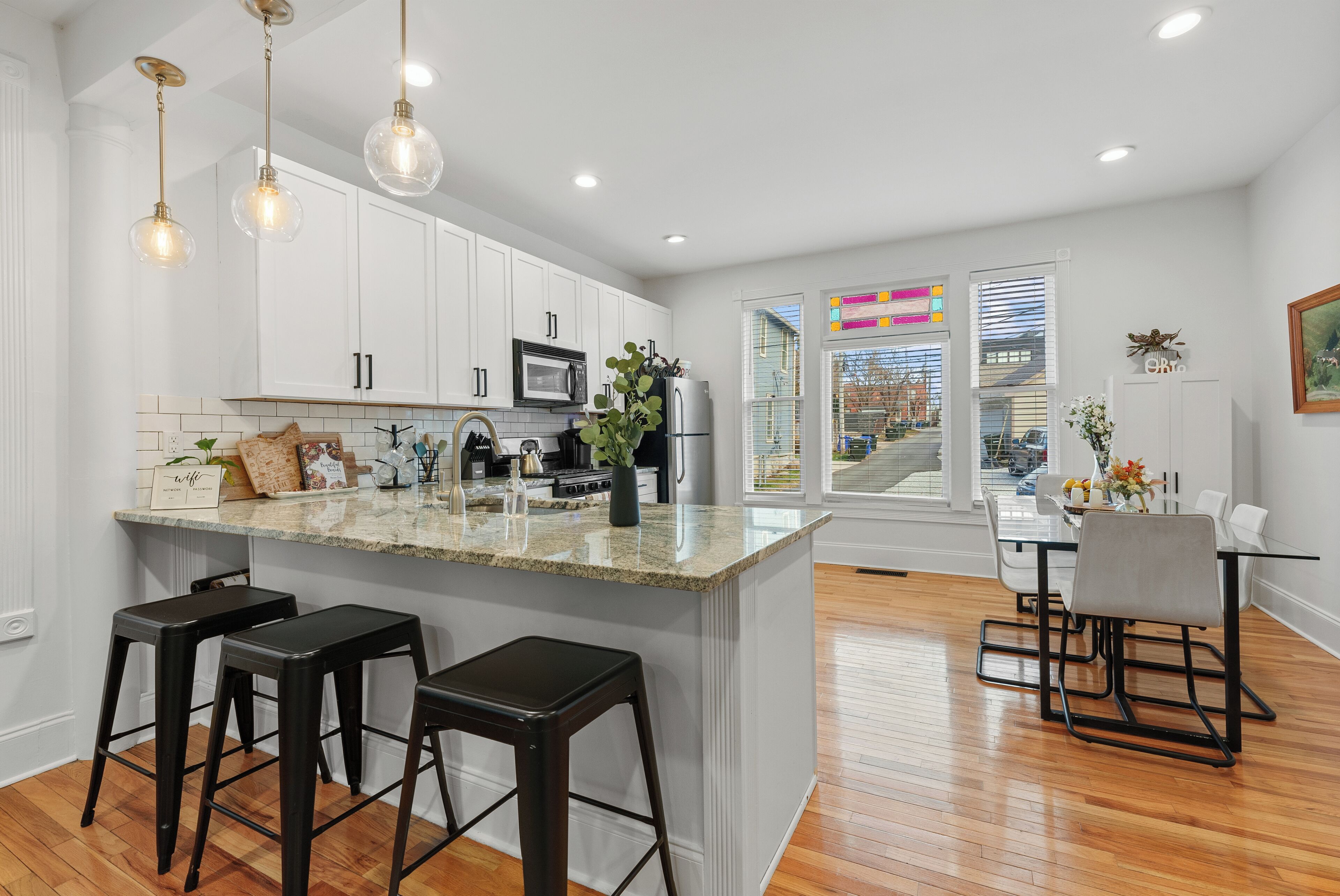 冷蔵庫、電子レンジ、オーブン、コンロ