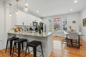 Réfrigérateur, four à micro-ondes, un four, surface de cuisson