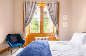 5 habitaciones, escritorio y tabla de planchar con plancha 