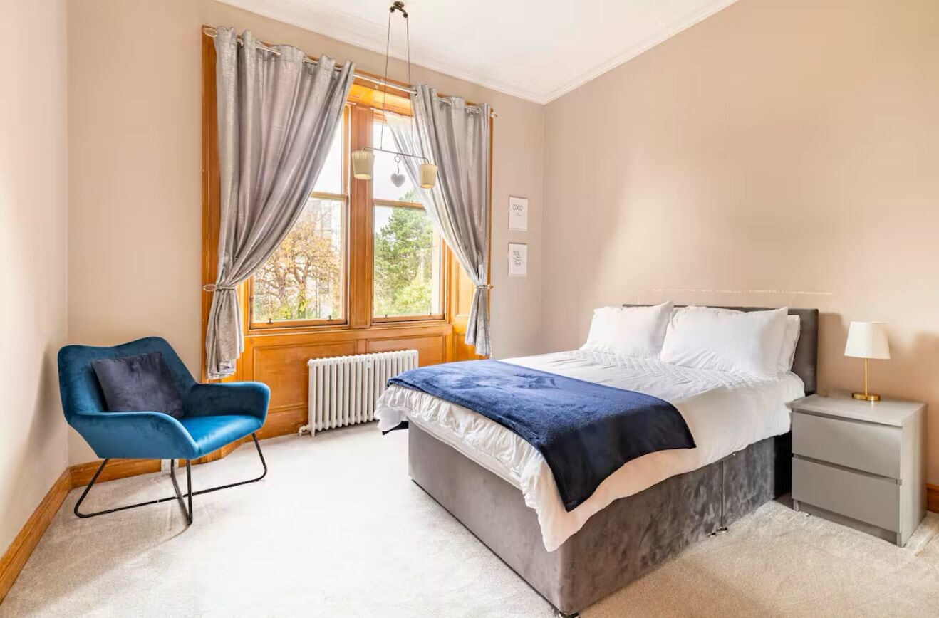 5 chambres, bureau, fer et planche à repasser, lit parapluie