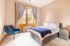 5 makuuhuonetta, työpöytä, silitysrauta/-lauta, vauvan matkasänky