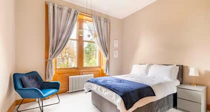 Luxury 5 Bedroom Victorian apartment in central Edinburgh with private parking
