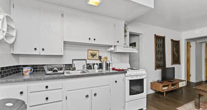 Charming 2 Bedroom Apartment