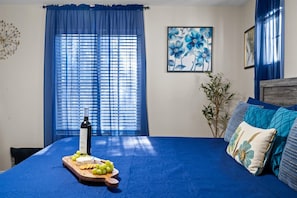2 habitaciones, escritorio y tabla de planchar con plancha