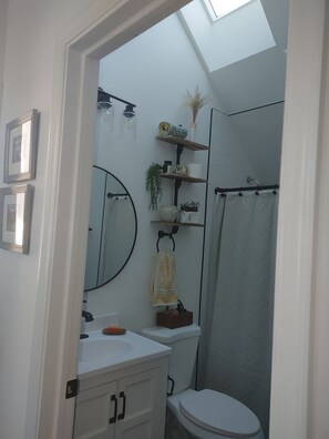 Een douche, een haardroger, handdoeken, zeep