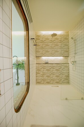 Studiosuite – design | Bad | Separat badekar og dusj, hårføner, håndklær og såpe
