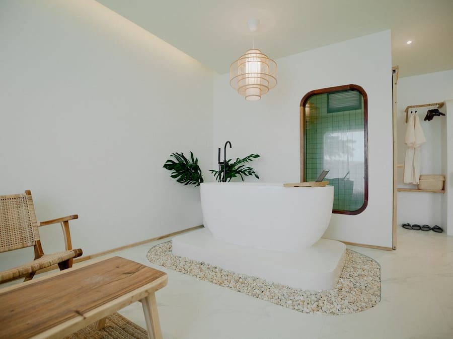 Free minibar, free WiFi, bed sheets