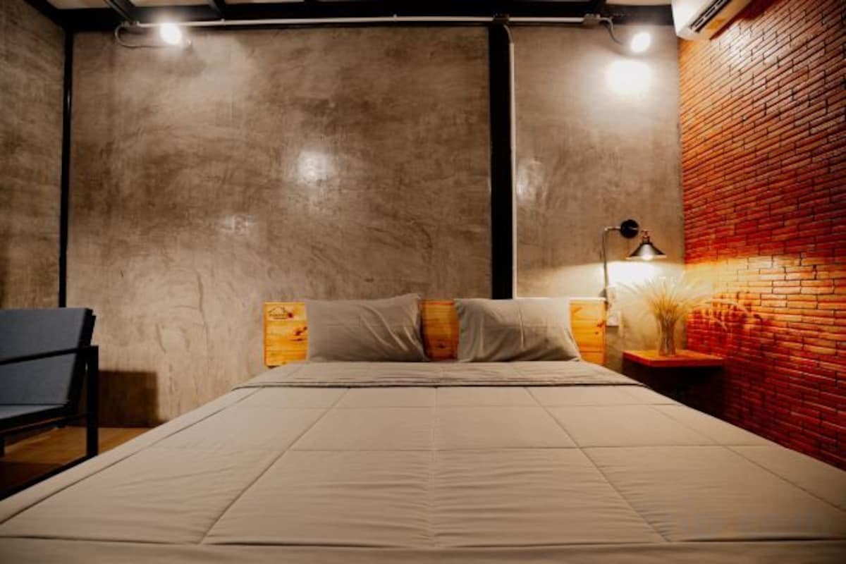 Minibar (free items), WiFi (free), bed sheets