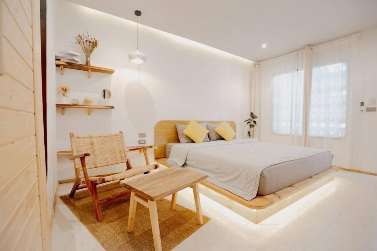 Minibar (free items), WiFi (free), bed sheets