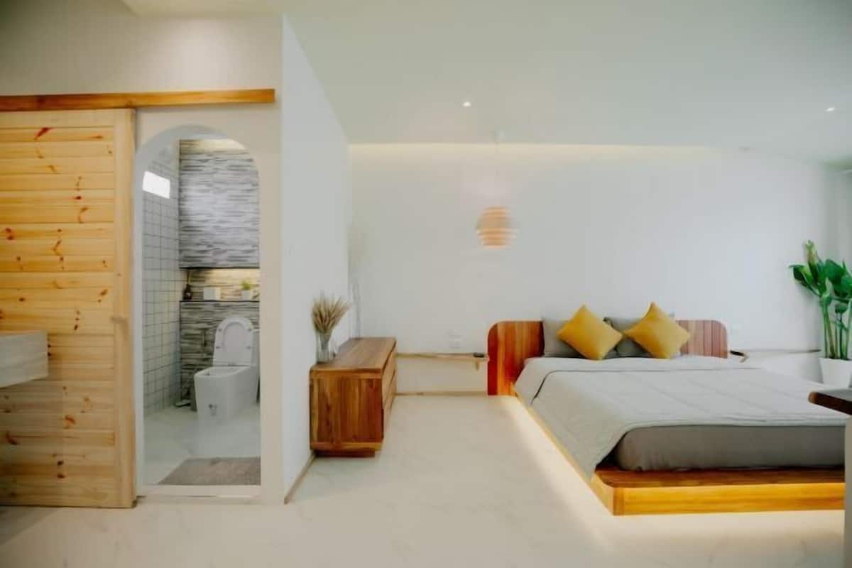 Free minibar, free WiFi, bed sheets