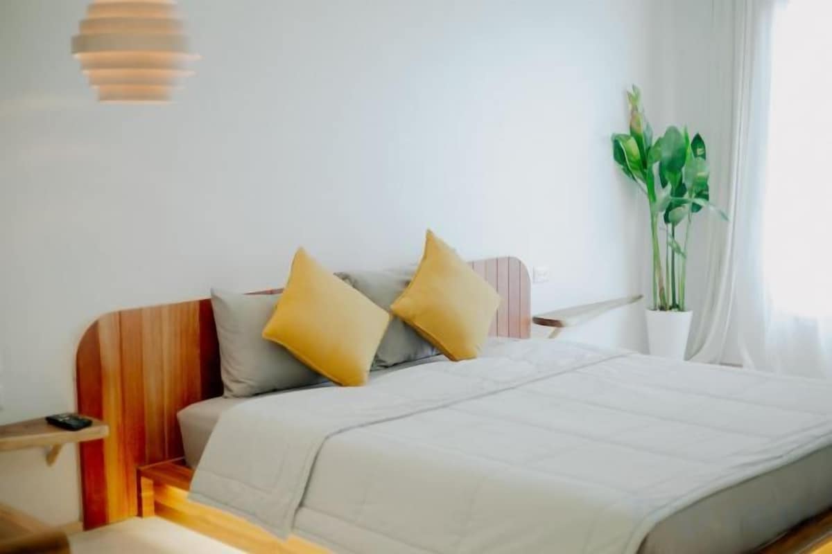 Minibar (free items), WiFi (free), bed sheets