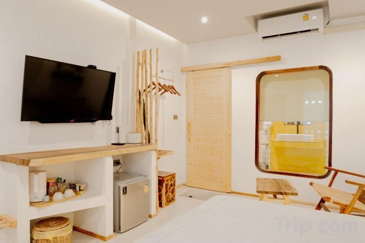 Minibar (free items), WiFi (free), bed sheets