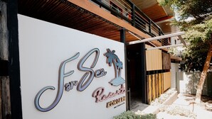 A resort sign with palm trees and the name "FSE Resort Koh Larn". - Fan Sea Resort Kohlarn (Koh Lan)