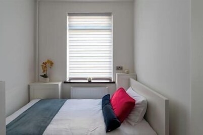 3 Bedrooms - 3 Bathrooms incl 2 en-suites. Great for Family and Contractors. Long stays available. Alton Towers, Waterworld
