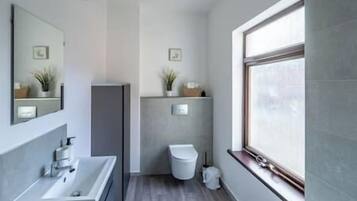 Een douche, handdoeken