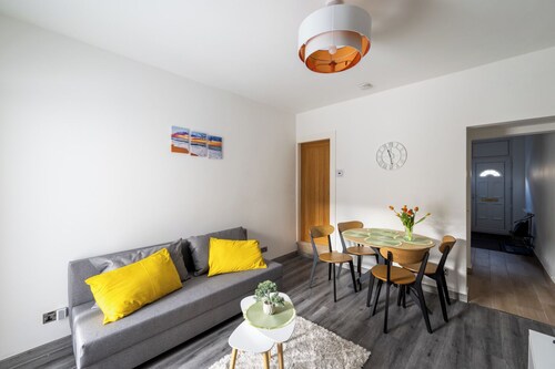 3 Bedrooms - 3 Bathrooms incl 2 en-suites. Great for Family and Contractors. Long stays available. Alton Towers, Waterworld