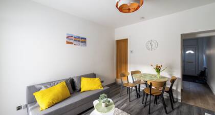 3 Bedrooms - 3 Bathrooms incl 2 en-suites. Great for Family and Contractors. Long stays available. Alton Towers, Waterworld