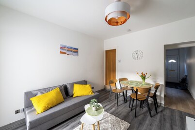 3 Bedrooms - 3 Bathrooms incl 2 en-suites. Great for Family and Contractors. Long stays available. Alton Towers, Waterworld