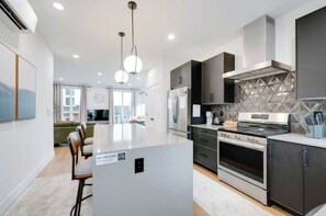 Réfrigérateur, four à micro-ondes, un four, surface de cuisson