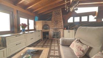 Een smart-tv en een open haard