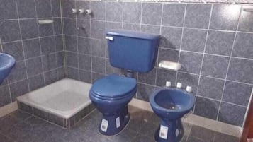 Apartemen Basic, pemandangan kota | Kamar mandi | Shower