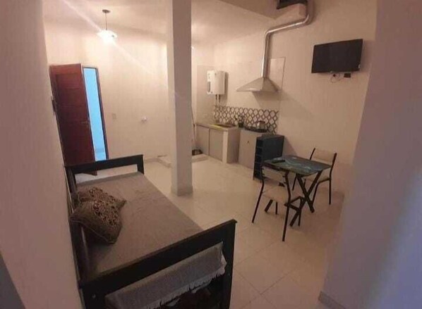 Basic Apartment, City View | Private kitchen