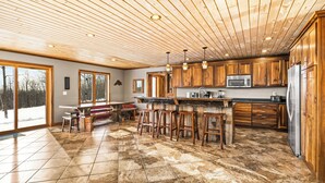 Coffee/tea maker, fridge, microwave, oven - Spacious 5-Bedroom Home with Stunning Views & Privacy, 10 Miles from downtown (Duluth)