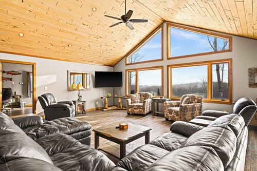 Spacious 5-Bedroom Home with Stunning Views & Privacy, 10 Miles from downtown