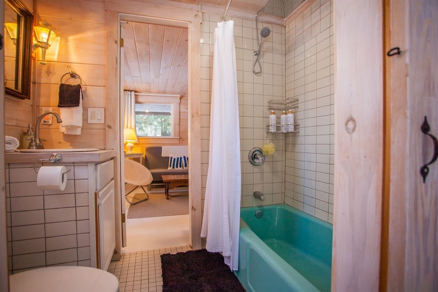 Een badkamer met toilet, wastafel en bad.