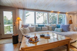 TV, fireplace, computer monitors - Elysium on Little Sunapee-Dock, Firepit, Trails (New London)