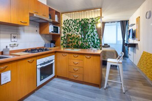 Kühlschrank, Mikrowelle, Ofen, Herdplatte