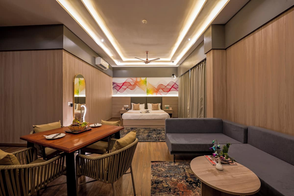 Heritage Suites . | Egyptian cotton sheets, premium bedding, minibar, desk